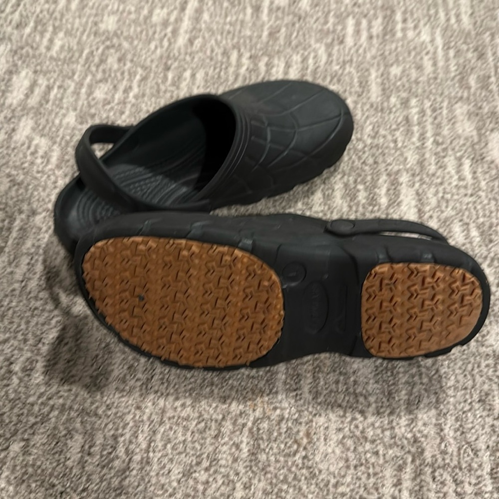Karukari black crocks